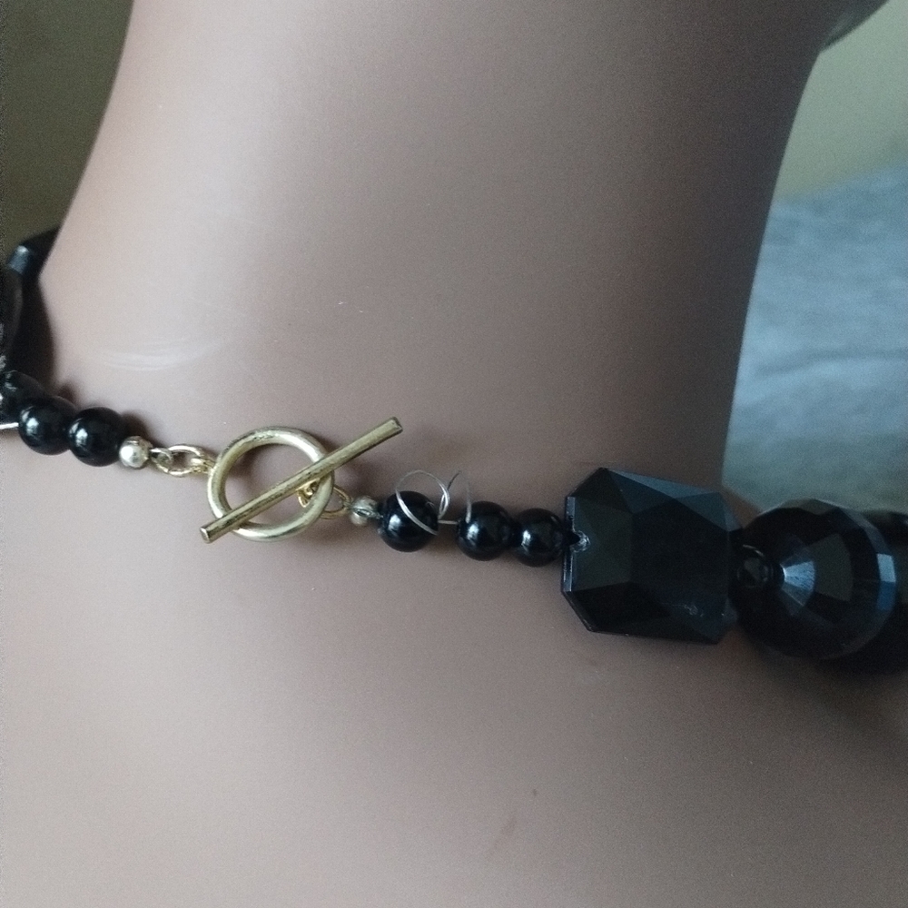 **Black Elegance - Chunky Resin-Based Statement Necklace (Preowned) 🖤📿** - Picture 2 of 4